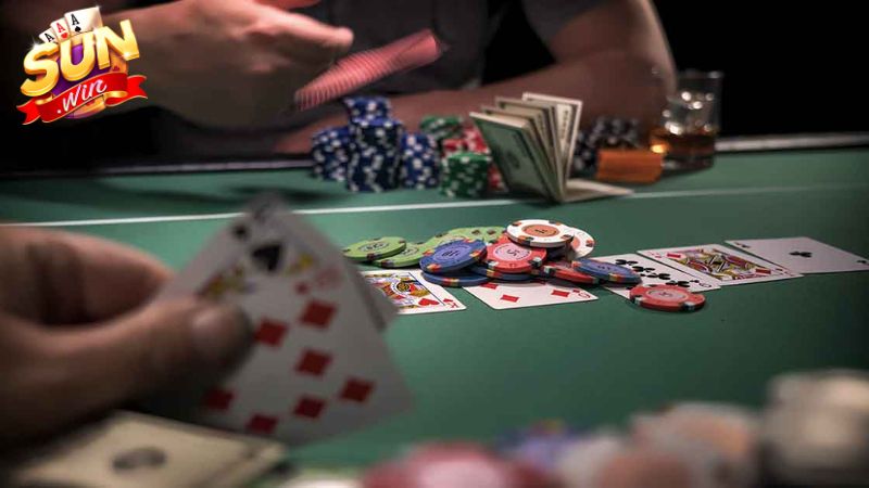 Cách sắp xếp chip tiết lộ bí mật trong cách đọc bài Poker.